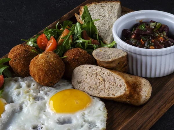 Frukost Med Äggröra Kycklingkorv Köttbullar Stuvade Bönor — Stockfoto