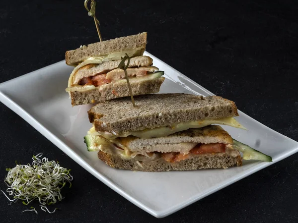 Sandwich Con Pechuga Pollo Hervida Tomates —  Fotos de Stock