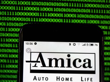 Kiev, Ukrayna - 30 Ocak 2019: Amica karşılıklı sigorta şirket logosu akıllı telefon görüntülenen gördüm