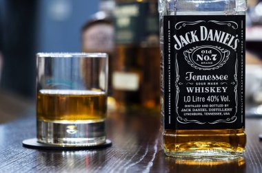 Kiev, Ukrayna - Jan28, 2019: barda gördüm Jack Daniel's Tennessee viski sayaç