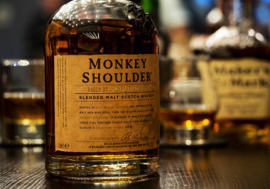 Kiev, Ukrayna - Jan28, 2019: Maymun omuzuna karışık malt Scotch whisky bar ında görülen sayaç