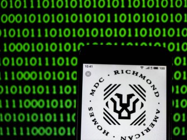 Kiev, Ukrayna - 2 Şubat 2019: Mdc Holdings şirket logosu akıllı telefon görüntülenen gördüm