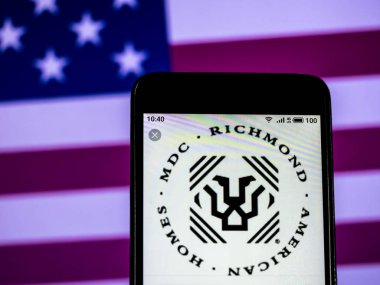 Kiev, Ukrayna - 2 Şubat 2019: Mdc Holdings şirket logosu akıllı telefon görüntülenen gördüm