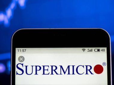 Kiev, Ukrayna - 6 Şubat 2019: Supermicro bilgi teknoloji şirket logosu akıllı telefon görüntülenen gördüm