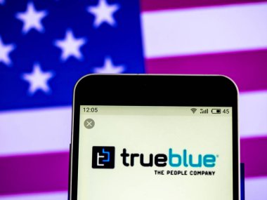 Kiev, Ukrayna - 6 Şubat 2019: Trueblue şirket logosu akıllı telefon görüntülenen gördüm