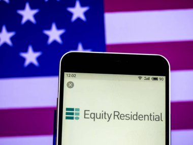 Kiev, Ukrayna - 7 Şubat 2019: Sermaye konut gerçek emlak yatırım güven şirket logosu akıllı telefon görüntülenen gördüm