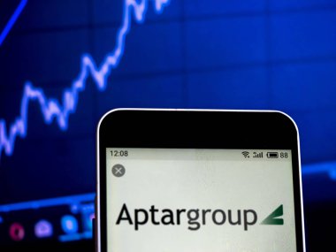 Kiev, Ukrayna - 7 Şubat 2019: Aptargroup, Inc. Şirket logosu akıllı telefon görüntülenen gördüm