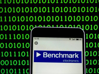Kiev, Ukrayna - 7 Şubat 2019: Benchmark elektronik Ems şirket logosu akıllı telefon görüntülenen gördüm