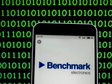 Kiev, Ukrayna - 7 Şubat 2019: Benchmark elektronik Ems şirket logosu akıllı telefon görüntülenen gördüm