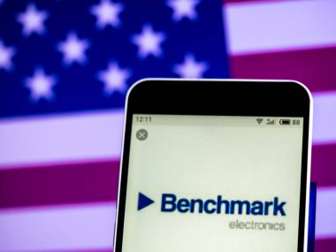 Kiev, Ukrayna - 7 Şubat 2019: Benchmark elektronik Ems şirket logosu akıllı telefon görüntülenen gördüm