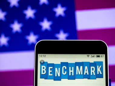 Kiev, Ukrayna - 7 Şubat 2019: Benchmark elektronik Ems şirket logosu akıllı telefon görüntülenen gördüm