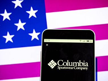 Kiev, Ukrayna - 7 Şubat 2019: Columbia spor giyim dış giyim şirket logosu akıllı telefon görüntülenen gördüm