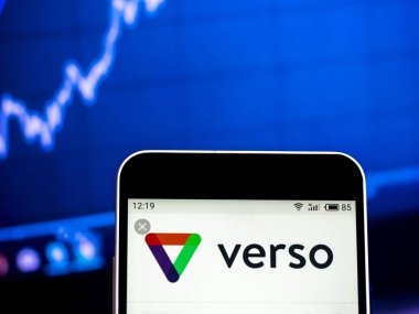 Kiev, Ukrayna - 7 Şubat 2019: Verso Corporation kağıt fabrikası şirket logosu akıllı telefon görüntülenen gördüm
