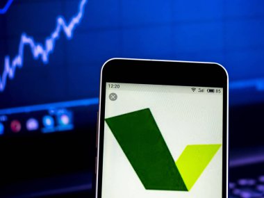 Kiev, Ukrayna - 7 Şubat 2019: Verso Corporation kağıt fabrikası şirket logosu akıllı telefon görüntülenen gördüm