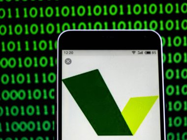 Kiev, Ukrayna - 7 Şubat 2019: Verso Corporation kağıt fabrikası şirket logosu akıllı telefon görüntülenen gördüm