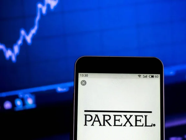 乌克兰基辅 2019年2月8日 在智能手机上显示的 Parexel 制药公司徽标 — 图库照片