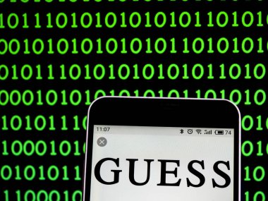 Kiev, Ukrayna - 10 Şubat 2019: Sanırım giyim şirket logosu akıllı telefon görüntülenen gördüm