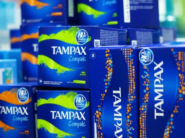 Kiev, Ukrayna - 9 Şubat 2019: Tampax yastıkları deposunda. Tampax Şu anda Procter ve Gamble tarafından sahip olunan ve 100'den fazla ülkede satılan tampon bir markasıdır..