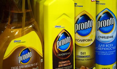 Kiev, Ukrayna - 9 Şubat 2019: Pronto sprey bir süpermarkette bir rafta. Pronto S. C. Johnson ve onun tarafından yapılan bir temizlik ürünü olarak da bilinen rehin değil mi.
