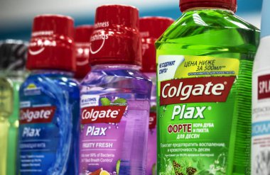 Kiev, Ukrayna - 9 Şubat 2019: Colgate Plax gargara süpermarket rafta. Dünya çapında satılan ağız hijyeni ürün çeşitli bir yelpazede sunan Colgate