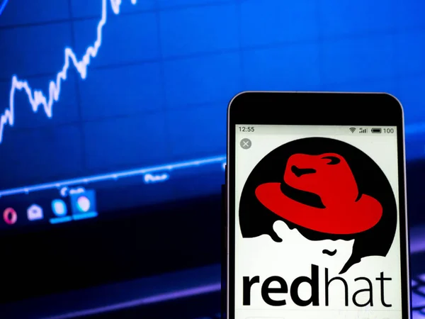 キエフ ウクライナ 2019 Red Hat のソフトウェア会社のロゴを見てスマート フォンに表示されます — ストック写真