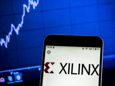 Kiev, Ukrayna - 11 Şubat 2019: Xilinx şirket logosu üretim yarı iletken akıllı telefon görüntülenen gördüm