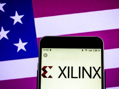 Kiev, Ukrayna - 11 Şubat 2019: Xilinx şirket logosu üretim yarı iletken akıllı telefon görüntülenen gördüm