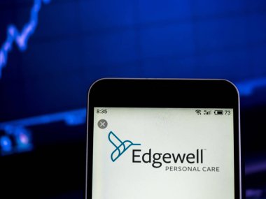 Kiev, Ukrayna - 13 Şubat 2019: Edgewell kişisel bakım tüketici ürünleri şirket logosu akıllı telefon görüntülenen gördüm
