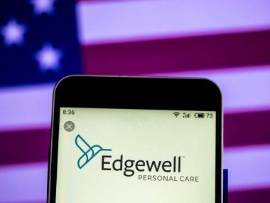 Kiev, Ukrayna - 13 Şubat 2019: Edgewell kişisel bakım tüketici ürünleri şirket logosu akıllı telefon görüntülenen gördüm