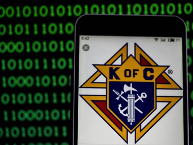 Kiev, Ukrayna - 13 Şubat 2019: Columbus şövalyelerinin - görülen bir kardeşlik örgütü Katolik tabanlı logosu görüntülenen akıllı telefon