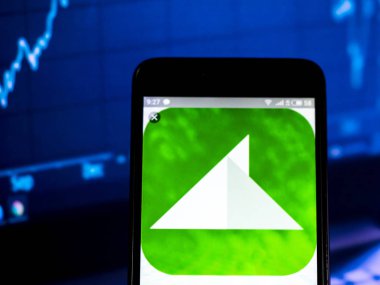 Kiev, Ukrayna - 14 Şubat 2019: Ulusal yaşam grubu (Nlv Financial Corporation parçası) logo akıllı telefon görüntülenen gördüm