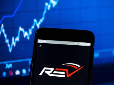 Kiev, Ukrayna - 14 Şubat 2019: Rev grup özel araç üreticileri logo akıllı telefon görüntülenen gördüm