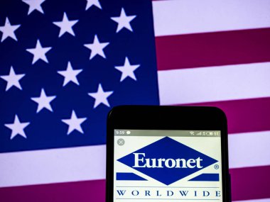Kiev, Ukrayna - 14 Şubat 2019: Euronet Worldwide şirket logosu akıllı telefon görüntülenen gördüm