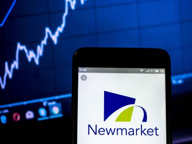 Kiev, Ukrayna - 16 Şubat 2019: Newmarket şehir logosu akıllı telefon görüntülenen gördüm