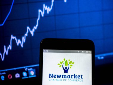 Kiev, Ukrayna - 16 Şubat 2019: Newmarket ticaret odası logo akıllı telefon görüntülenen gördüm