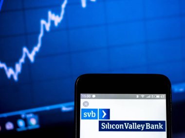Kiev, Ukrayna - 17 Şubat 2019: Silikon Vadisi banka logo akıllı telefon görüntülenen gördüm