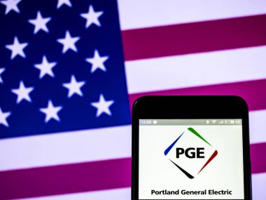 Kiev, Ukrayna - 17 Şubat 2019: Portland General elektrik şirket logosu akıllı telefon görüntülenen gördüm