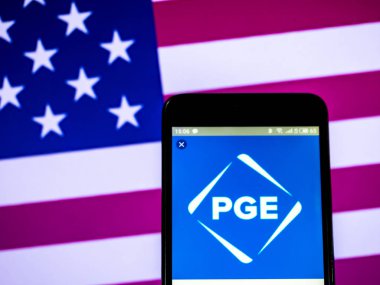 Kiev, Ukrayna - 17 Şubat 2019: Portland General elektrik şirket logosu akıllı telefon görüntülenen gördüm