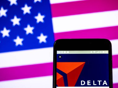 Kiev, Ukrayna - 17 Şubat 2019: Delta havayolu bilet ve uçuşlar: görülen logosu görüntülenen akıllı telefon