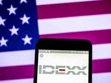 Kiev, Ukrayna - 17 Şubat 2019: Idexx Laboratories, Inc. logo akıllı telefon görüntülenen gördüm
