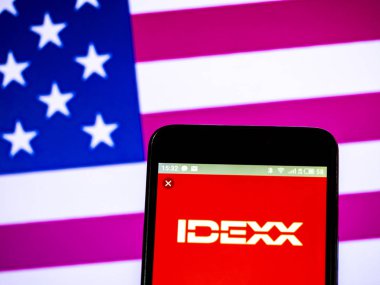 Kiev, Ukrayna - 17 Şubat 2019: Idexx Laboratories, Inc. logo akıllı telefon görüntülenen gördüm