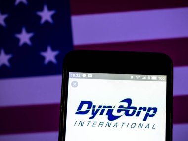 Kiev, Ukrayna - 18 Şubat 2019: Dyncorp International küresel hükümet Hizmetleri sağlayıcısı ABD ulusal güvenlik ve dış politika hedefleri logo destek akıllı telefon görüntülenen gördüm