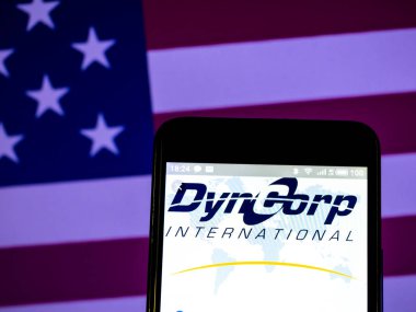 Kiev, Ukrayna - 18 Şubat 2019: Dyncorp International küresel hükümet Hizmetleri sağlayıcısı ABD ulusal güvenlik ve dış politika hedefleri logo destek akıllı telefon görüntülenen gördüm