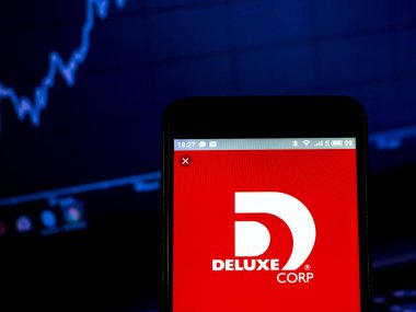 Kiev, Ukrayna - 18 Şubat 2019: Deluxe şirket logosu akıllı telefon görüntülenen gördüm