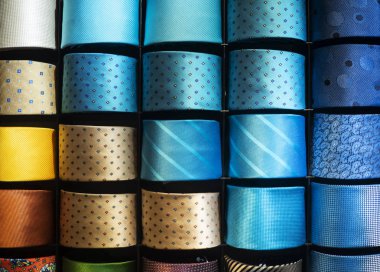 Çok renkli bağları ile vitrin