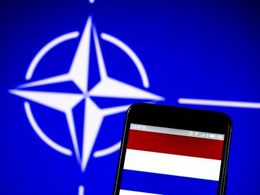 Kiev, Ukrayna - 23 Şubat 2019: Luxemborg bayrağı ekranın arka planda Nato bayrağı