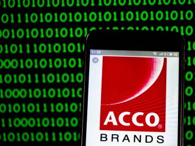 Kiev, Ukrayna - 24 Şubat 2019: Acco Brands şirket logosu akıllı telefon görüntülenen gördüm 