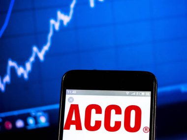 Kiev, Ukrayna - 24 Şubat 2019: Acco Brands şirket logosu akıllı telefon görüntülenen gördüm 