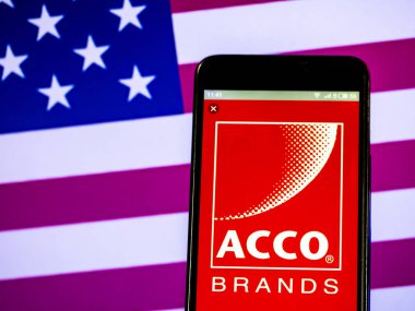 Kiev, Ukrayna - 24 Şubat 2019: Acco Brands şirket logosu akıllı telefon görüntülenen gördüm 