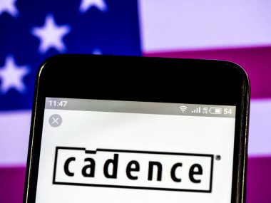 Kiev, Ukrayna - 24 Şubat 2019: Cadence Design Systems şirket logosu akıllı telefon görüntülenen gördüm 